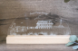 Preview: LED-Tischlampe mit graviertem Sankt-Peter-Ording-Motiv (Pfahlbau, Leuchtturm, Strandkörbe) auf Acrylglas und Holzsockel, warmweißes Licht
